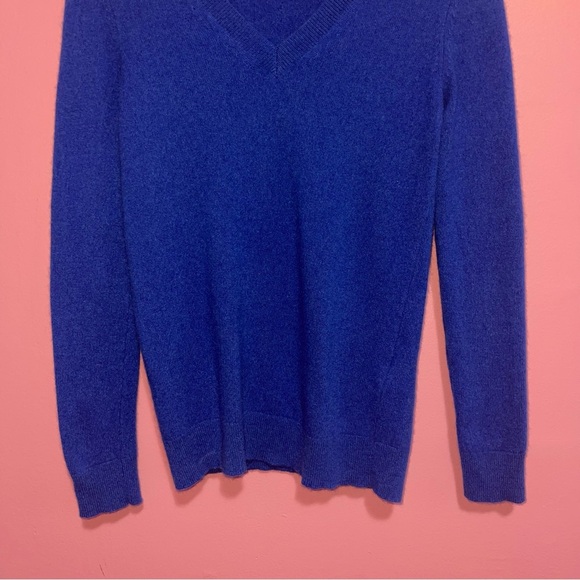 Charter Club Cashmere Sweater Women’s Size XS Royal Blue V-Neck Soft Luxury - Picture 4 of 6